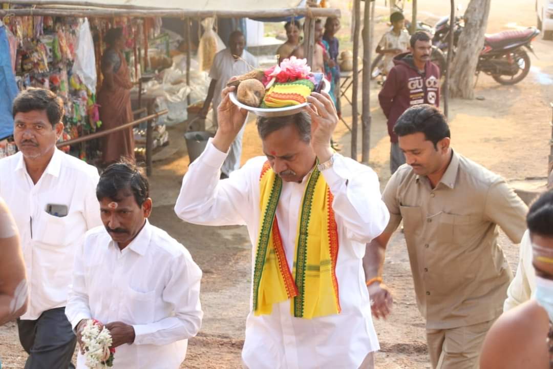 PRR_BRS's tweet photo. తల్లి ఆశీర్వాదం తీసుకొని, వరంగల్ జిల్లా మల్లికుదుర్ల గ్రామంలో మల్లికార్జున స్వామి దర్శనం చేసుకొన్న తరువాత పట్టభద్రుల ఎమ్మెల్సీ ఎన్నికల్లో తన ఓటు హక్కును వినియోగించుకున్న డా. పల్లా రాజేశ్వర్ రెడ్డి.
#VoteForPalla #PallaforMLC https://t.co/LRa82AHpof
