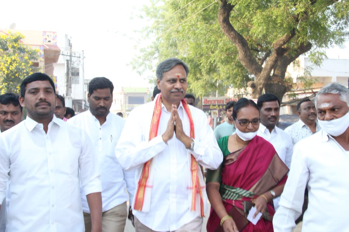 PRR_BRS's tweet photo. తల్లి ఆశీర్వాదం తీసుకొని, వరంగల్ జిల్లా మల్లికుదుర్ల గ్రామంలో మల్లికార్జున స్వామి దర్శనం చేసుకొన్న తరువాత పట్టభద్రుల ఎమ్మెల్సీ ఎన్నికల్లో తన ఓటు హక్కును వినియోగించుకున్న డా. పల్లా రాజేశ్వర్ రెడ్డి.
#VoteForPalla #PallaforMLC https://t.co/LRa82AHpof
