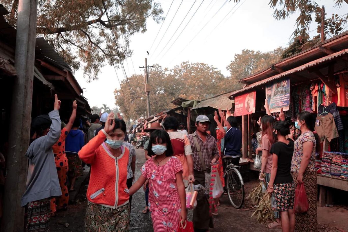 KhaingHsuThi's tweet photo. First Shopping Protest in Market(ဈေးဝယ်သပိတ်) at Pathein📍People are protesting by Holding up 3-Fingers Salute while they're buying & selling at Market. Brilliant Idea! #ဈေးဝယ်သပိတ် #MarketProtest
#WhatsHappeningInMyanmar
#Mar14Coup https://t.co/EXFFIhTvDS