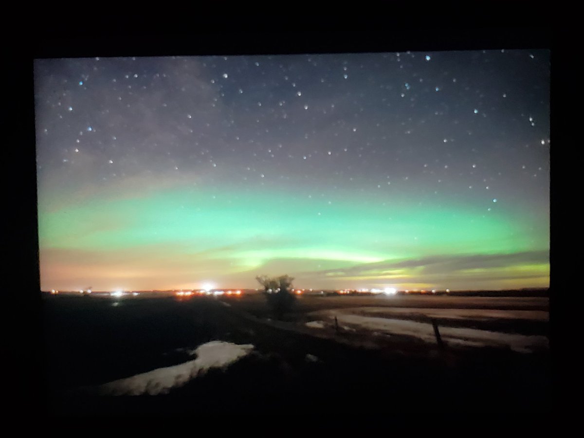 ratzlaff's tweet image. Aurora visible east of #yyc tonight!
#backofcamera
@AlbertaAurora @TweetAurora