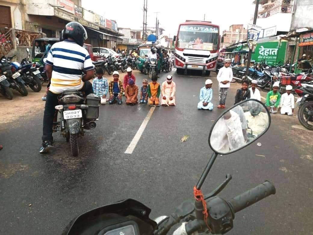 hindutv10's tweet photo. तारिक़ 13- 3- 2021
हजारीबाग ,झारखंड.... कल की तस्वीर है...
सिर्फ दर्जन भर बच्चों ने मुख्य सड़क रोक कर नमाज़ पढ़ी... वैसे हजारी बाग में सैकड़ों मस्जिदें हैं...
      वैसे यह सफल ट्रायल था, किसी ने रोका-टोका नहीं !! अगले हफ्ते से बड़े-बूढ़े भी यही मुख्य सड़क घेर कर नमाज़ पढ़ेंगे. https://t.co/hLuI2hvaZB