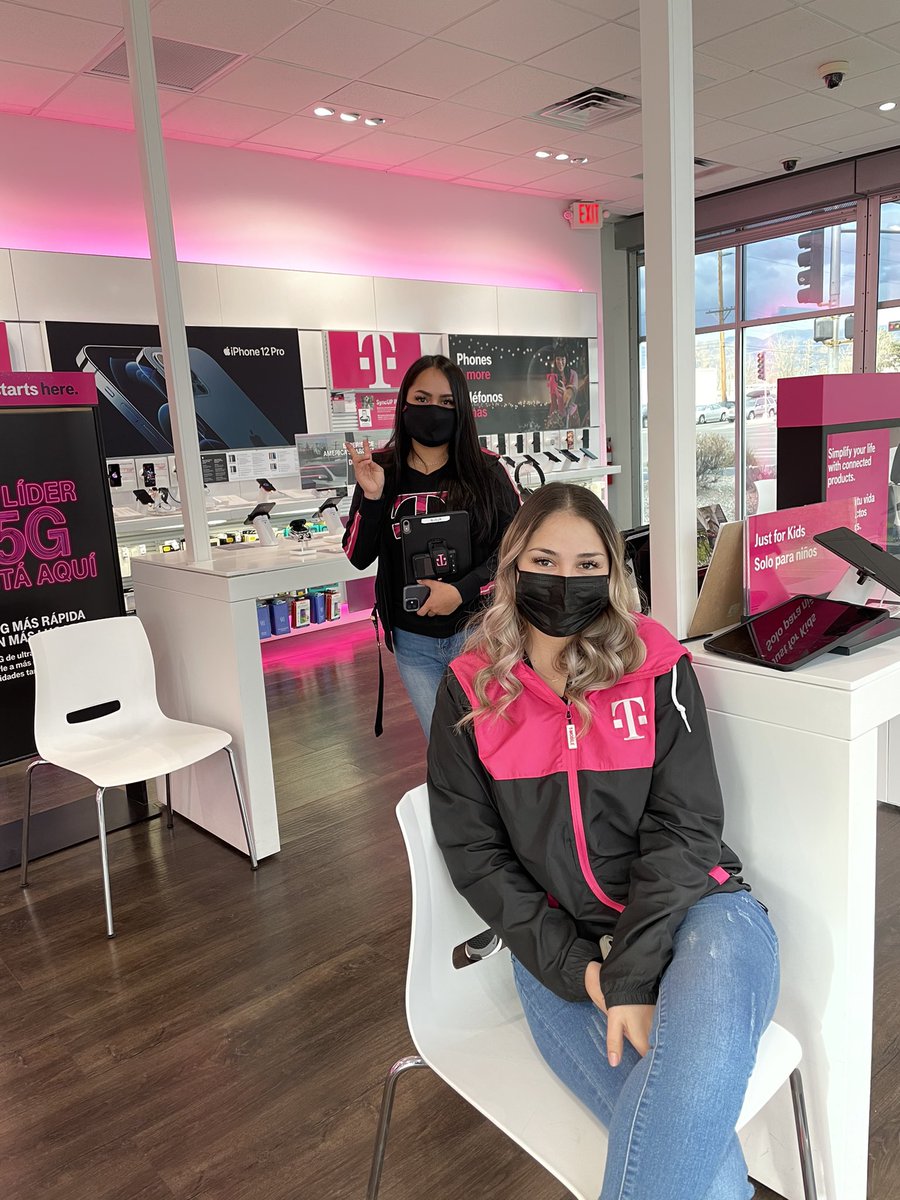kskashuba's tweet photo. Chilly day in Albuquerque.... but that didn’t stop these two from maximizing the day! #MagentaMAX #store9302 #winning  #HVlife https://t.co/F7AaxOb4hJ