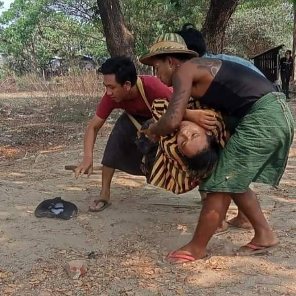 may_jual's tweet photo. ပဲခူး ရင်ဘတ်မှန်တဲ့တစ်ဦး ကျဆုံးသွားပါပြီ😭

ပေါင်နဲ့ ပခုံးမှန်ထားတဲ့သူလည်းရှိပါတယ်...
မီဒီယာအားနည်းပါတယ် ကူညီကြပါဦး...
crd https://t.co/UIxHZQRb5p