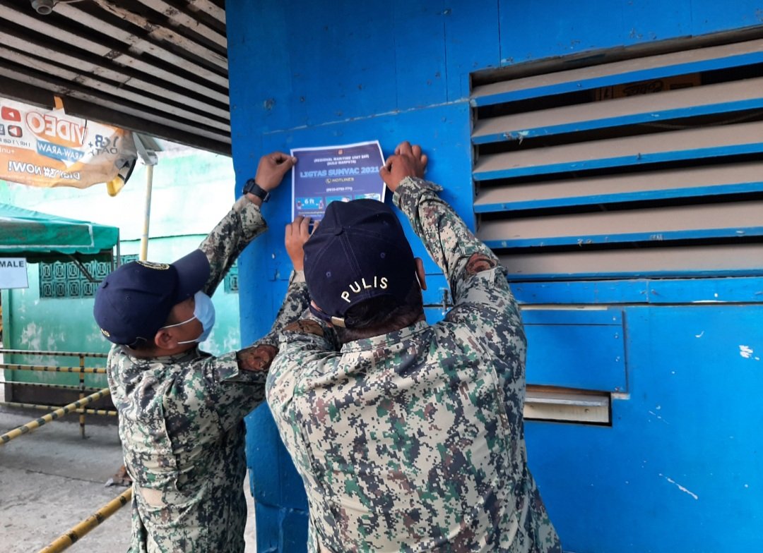 sulumarpsta's tweet photo. "Trooper Without Borders"
03.12.2021 Sulu MARPSTA Personnel conducted Poster Display re Ligtas SUMVAC 2021.
#LigtasSUMVAC2021
#TeamPNP
#ToServeandProtect
#PNPKakampiMo
#PulisPangkalikasan
#SupportPNPPATROLPlan2030 #SupportMGPATROLPlan2020 https://t.co/UKge27bwx0