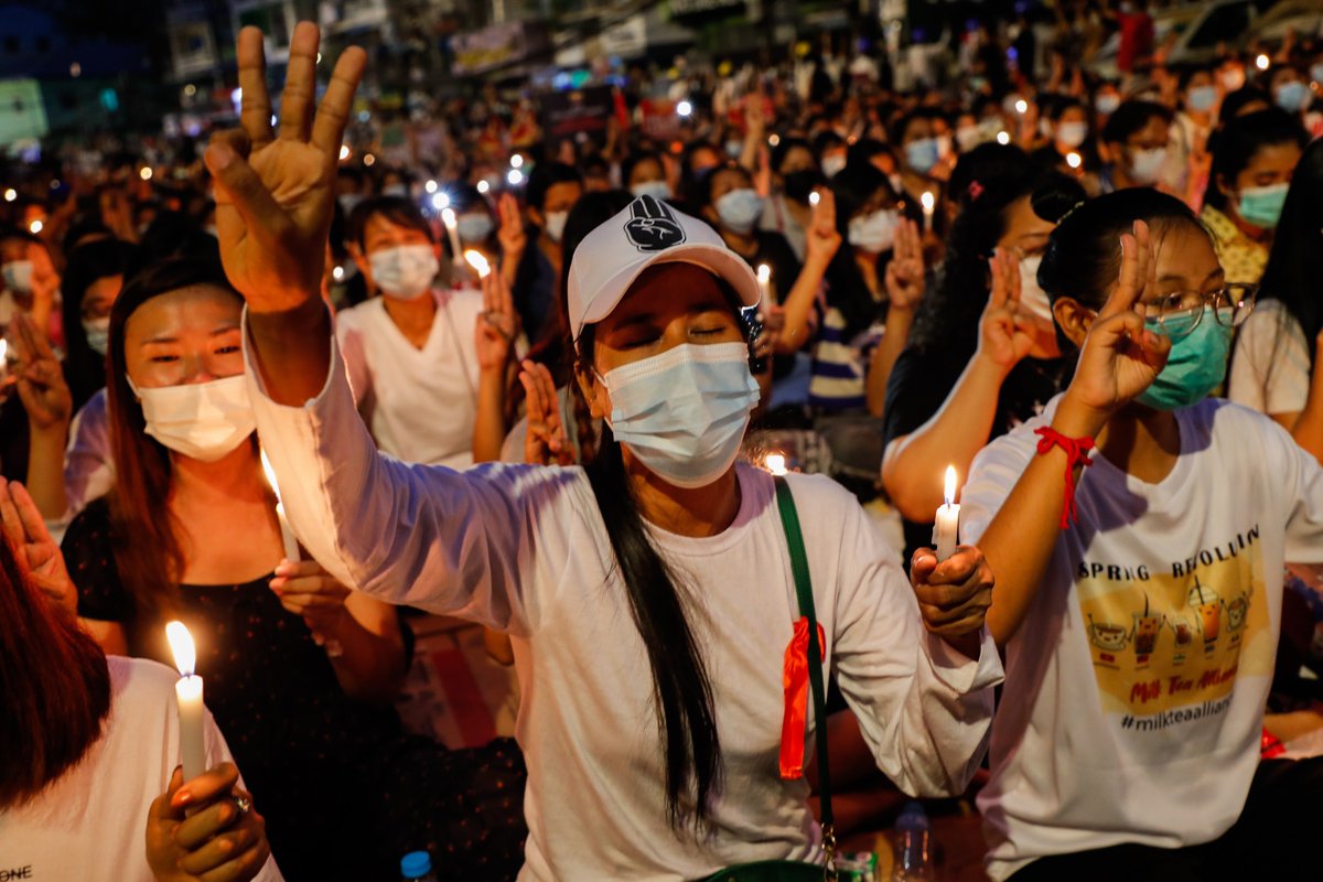 Thousands gathered last night on Hledan Road in Yangon's Kamaryut Township to memorialise slain protesters. While deadly crackdowns have diminished day-time protests, people are increasingly breaching the 8pm curfew to protest military rule at night.
#WhatsHappeningInMyanmar