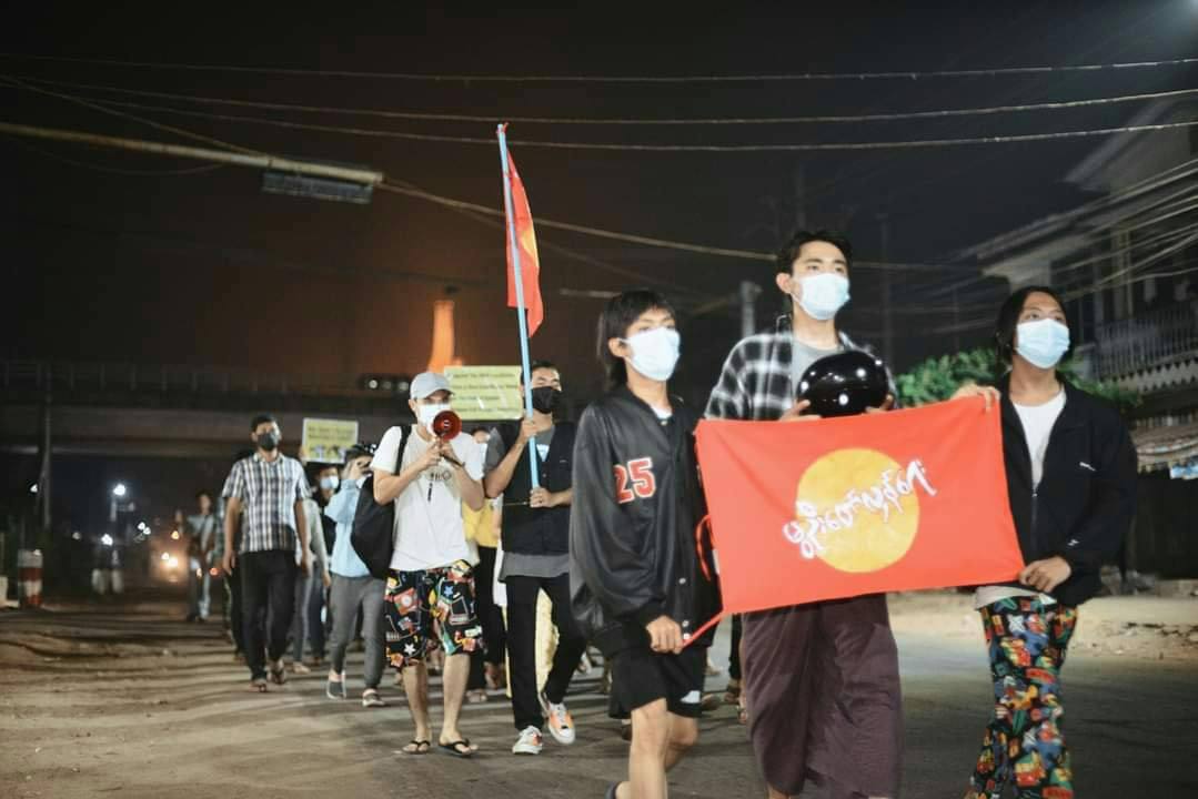 PyaeSoneTun4's tweet photo. Before sunrise protest by residents of Mawlamyaing. People across the country are showing their unbreakable commitment to fight against Military Coup in any possible ways.  
#Mar14Coup #WhatsHappeningInMyanmar https://t.co/0Zo48t2dvy