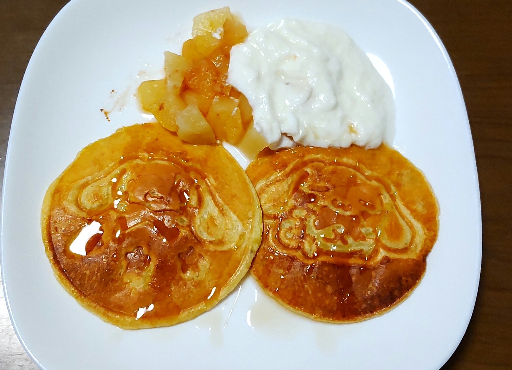 ひっさ シナモロールくじのパンケーキメーカーを早速使ってみましたー リンゴはレンチンしてシナモンをまぶして ホットケーキのタネにはすり潰したバナナを混ぜ込みました あとはアイスかヨーグルトか迷ったけど メープルシロップもあるので 甘さ控えめに