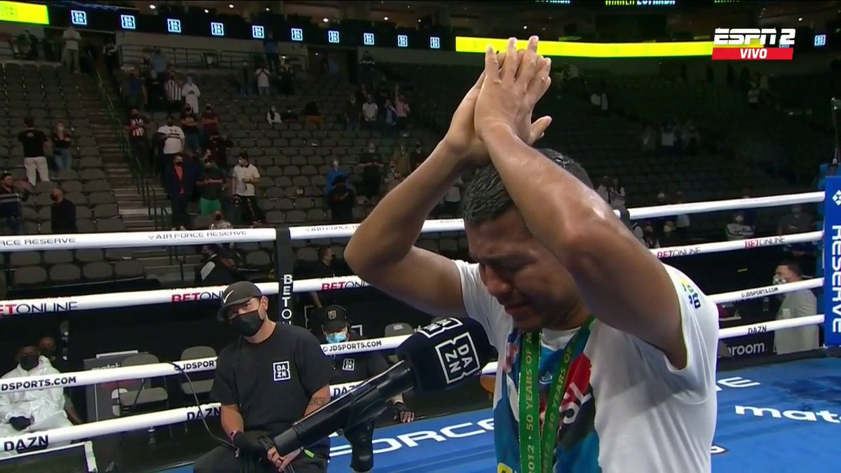 SC_ESPN's tweet photo. Con lágrimas en los ojos, Chocolatito agradeció el apoyo y lanzó una frase contundente cuando le dijeron que perdió una y ganó la otra vs. el Gallo Estrada: 

"YO GANÉ LAS DOS." https://t.co/O89Tu7sXi5