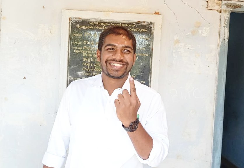 bharathp7's tweet photo. I Casted My Vote. I Request Everyone To Cast their Vote For A Better Society.
#VoteforTRS #VoteForVaniDevi #VoteForPalla @KTRTRS @trspartyonline @MPRamulu17 @SingireddyTRS https://t.co/ArbNsuxZNE