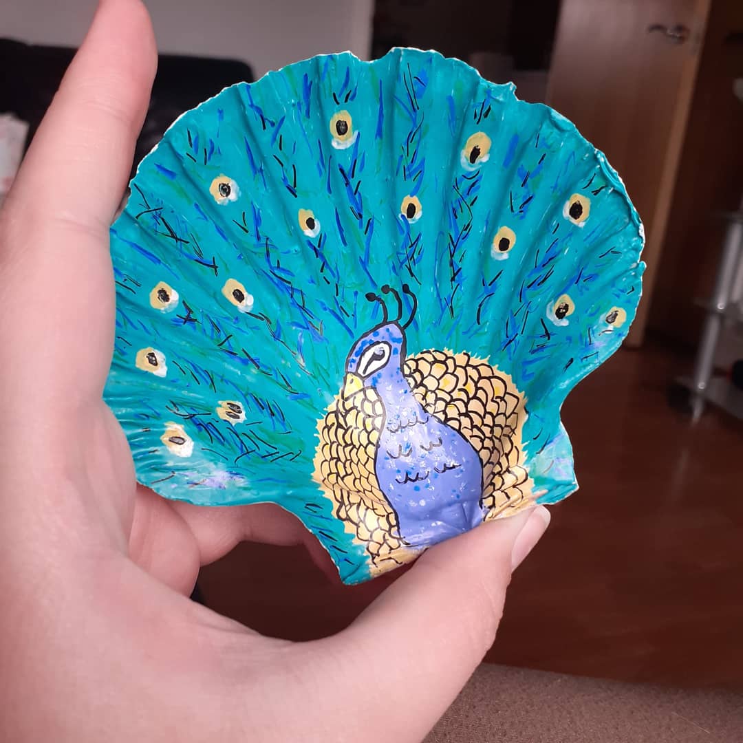 Painted this shell in to a peacock #RockPainting #ShellPainting https://t.co/szZoYfywkG
