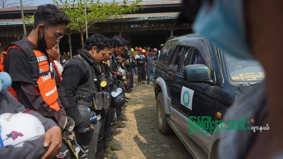 lilmatchboi's tweet photo. Mass of locals showed sorrow and respect to the fallen hero Kyaw Lin Htike, who departed this life with a gunshot in his chest during today Hpakant anti-coup strike. RIP powerful soul💭
‼️ LOCOMOTIVE XYZ‼️
#Mar14Coup 
#WhatsHappeningInMyanmar https://t.co/Ij8Yjxi1Yl