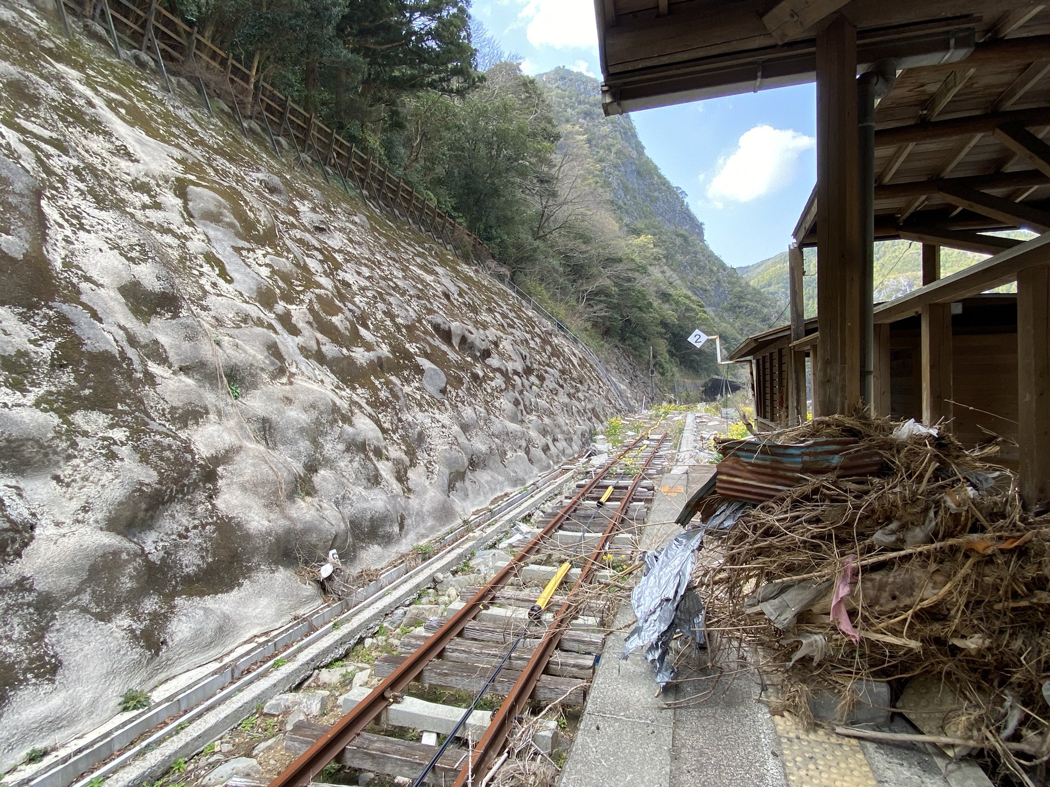 えん 今日はね 7月4日の豪雨水害で 被害にあった 球磨村一勝地 球泉洞駅に行って来ました T Co Bv4l0v0gms Twitter