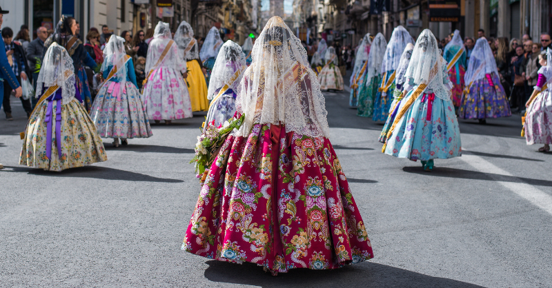 La seda, los colores, sus estampados... Cada traje de fallera es único y especial. Y hoy queremos homenajear a todo ese gremio que hace magia con sus manos, que crea ilusiones a través de estos trajes tan nuestros. #MediterráneoEnVivo #MásFallerosQueNunca #Fallas2021