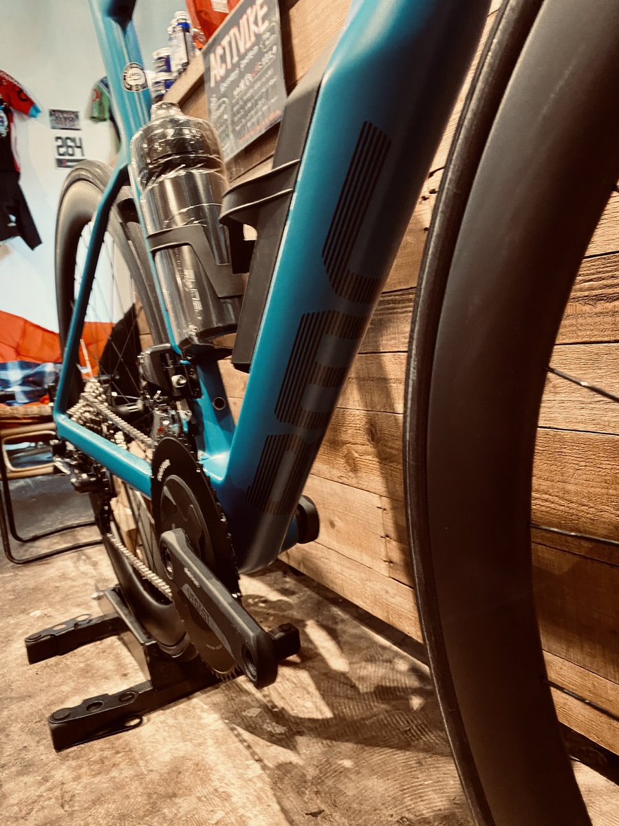 Sirokuma_O_RB's tweet photo. BMC Timemachine Road 01 three 2021 カラーのPetrol & Black
肉眼ではペトロルブルー(濃い緑青色)だが写真ではブルーに写る🤔
まぁそれはともかく……超カッコイイです😭
#BMCbike
#timemachineroad
#BMCTMR
#CycleDays https://t.co/DwsF48mp6Z