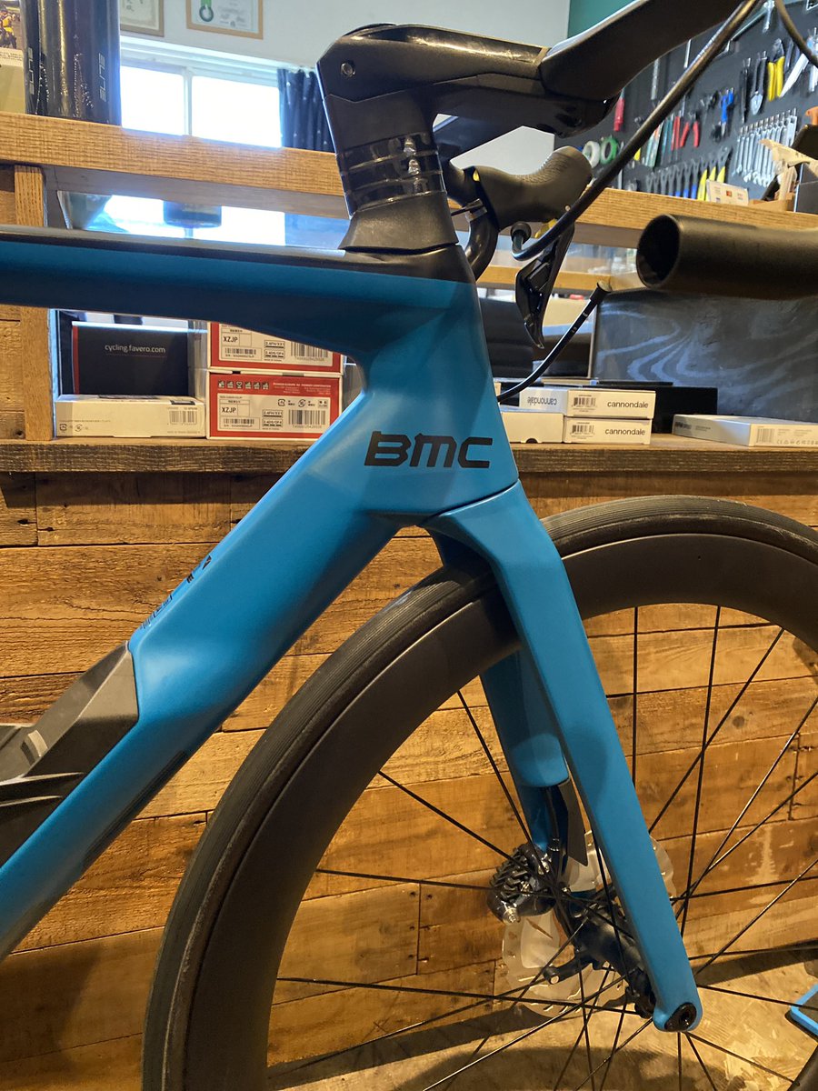 Sirokuma_O_RB's tweet photo. BMC Timemachine Road 01 three 2021 カラーのPetrol & Black
肉眼ではペトロルブルー(濃い緑青色)だが写真ではブルーに写る🤔
まぁそれはともかく……超カッコイイです😭
#BMCbike
#timemachineroad
#BMCTMR
#CycleDays https://t.co/DwsF48mp6Z