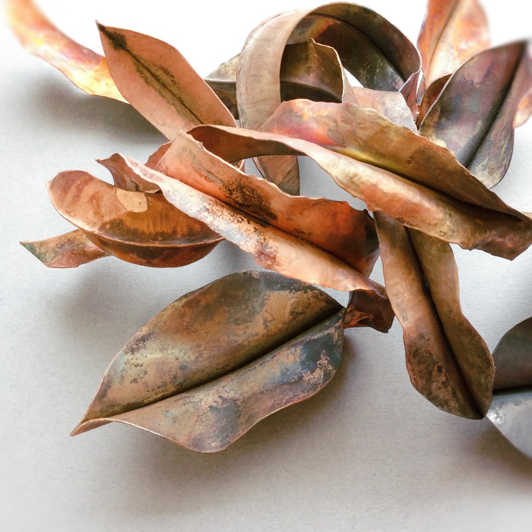 CSSofJ's tweet photo. Fold Forming is a great way to add form to your jewellery and sculptural metalwork. Join @JennyDeans for an energetic two day workshop of hammering, rolling and folding metal to create intriguing 3D forms.
.
15 &amp; 16 May
.
https://t.co/yZGOlsZNQb https://t.co/AXmBNoC52B