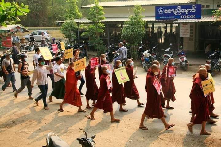 Buddhist monks protested peacefully against the Military Junta's SAC in Sagaing today too.
LOCOMOTIVE XYZ
#WhatsHappeningInMyanmar
#Mar14Coup