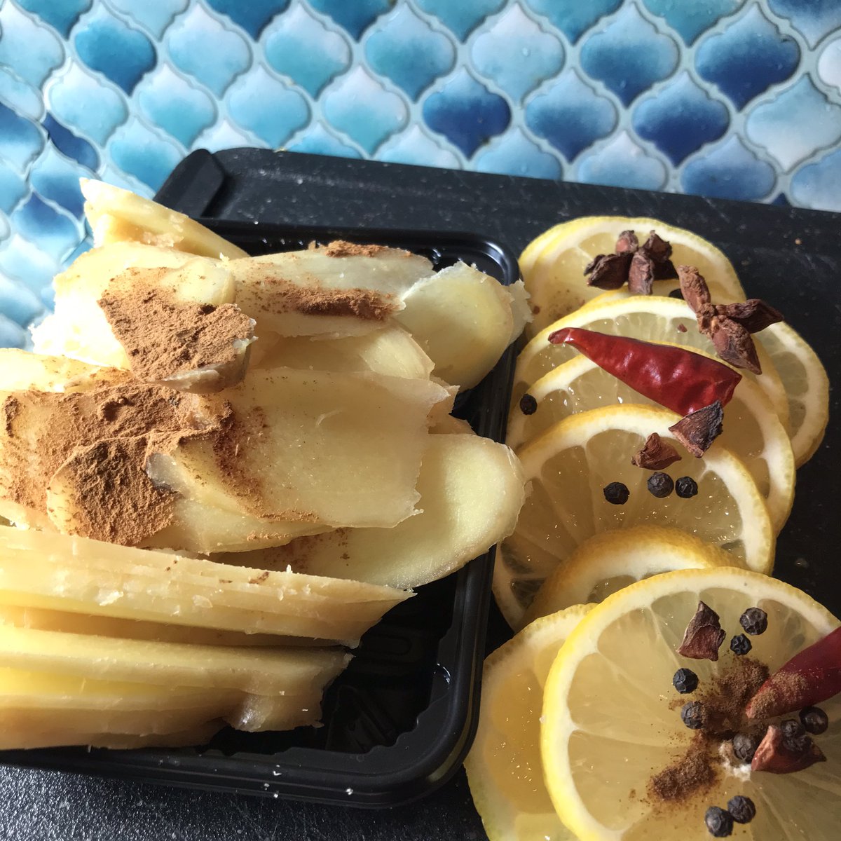 ぱんや レシピ本出たよ アダルトジンジャーエール しょうが0g レモン1個 鷹の爪2本 スターアニスホール2個 黒胡椒ホール10粒 シナモンパウダー3g クローブパウダー2g グラニュー糖0g 水30g 追い水450g W 5倍希釈のジンジャーエールシロップ