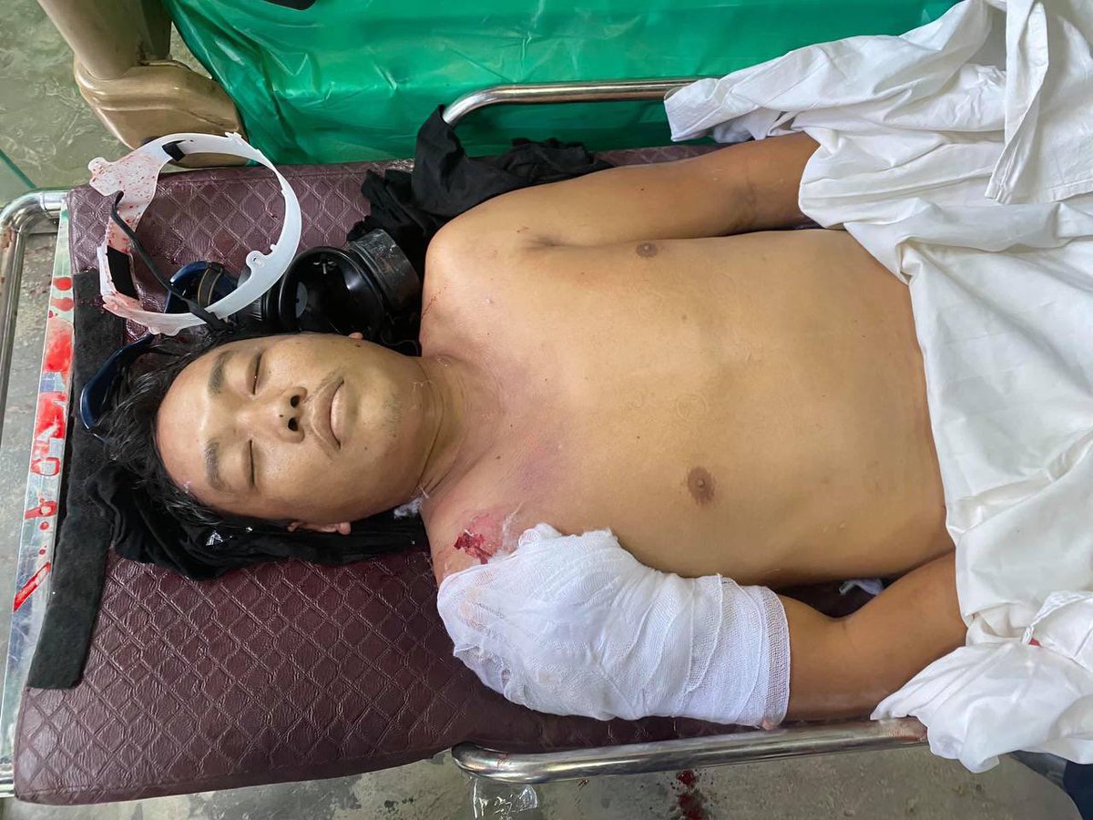 Eldrid19121's tweet photo. Tw // death // blood

Happening now in Hpakant; 30-year old man was killed with live ammunition as Military attackers  intensified using battlefield weapons during cracking down on peaceful demo.

LOCOMOTIVE XYZ
#Mar14Coup
#WhatsHappeningInMyanmar https://t.co/RlyJndFCpN