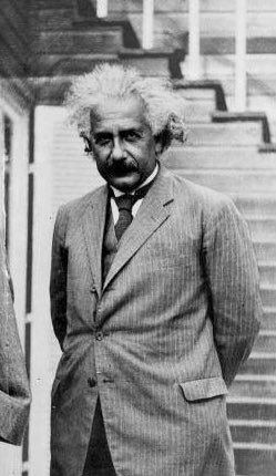 EtienneKlein's tweet image. C’est aujourd’hui l’anniversaire d’Albert Einstein. Son âge, mesuré dans le référentiel terrestre, est désormais de 142 ans. 🎉