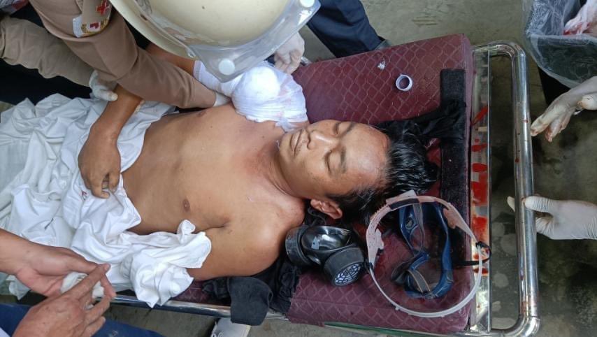 Myanmar_Now_Eng's tweet photo. A 30-year-old man was shot dead on Sunday by security forces in Hpakant. His name was Kyaw Lin Htike. He is the first person to be killed at a protest in the jade-rich Kachin State town. A protester said 5 others were injured, 2 are in critical condition. #WhatsHappeningInMyanmar https://t.co/E6INOZjKKX
