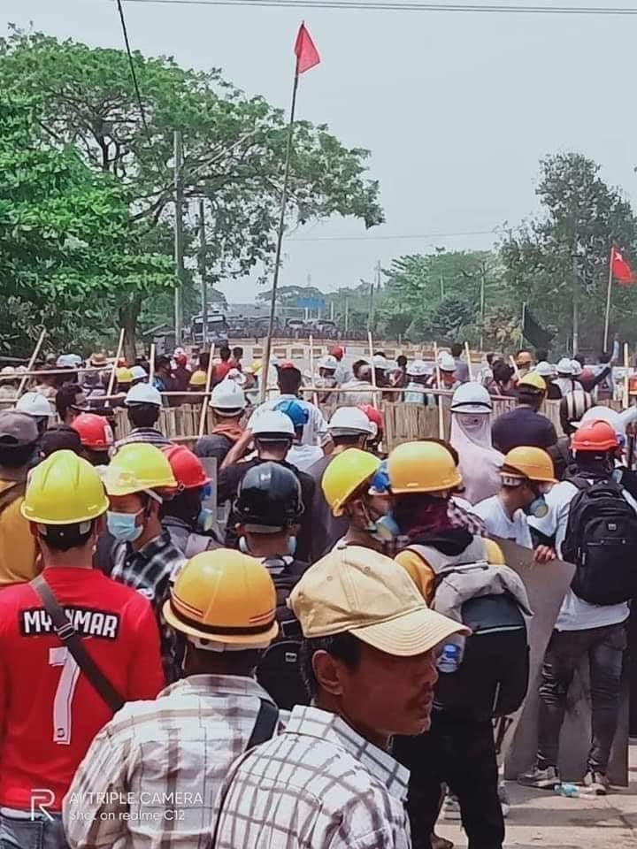 #Myanmar’s security forces cracked down on anti-regime protesters in Hlaing Tharyar Township in #Yangon on Sunday at noon. Witnesses said some protesters were hit by live rounds, reporting deaths and injuries. Billows of smoke rose as the security forces set roadblocks on fire.
