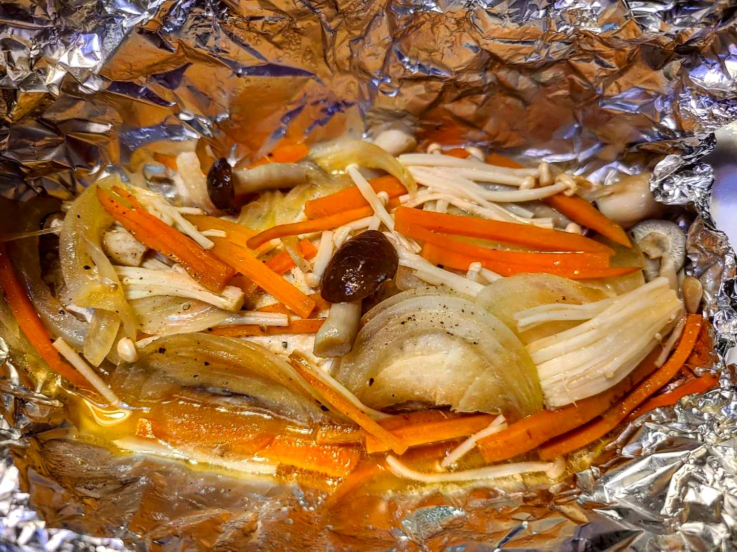 上條駿 鯖のホイル焼き 2人分 鯖 玉ねぎ1 4 にんじん約5cm ニンニク1欠片 えのき適量 しめじ適量 バター5 くらい 醤油大さじ1 お酒大さじ1 胡椒適量 アルミホイルに盛り付けて包み フライパンにホイルが少し浸かる程度の水を敷き強火 沸騰