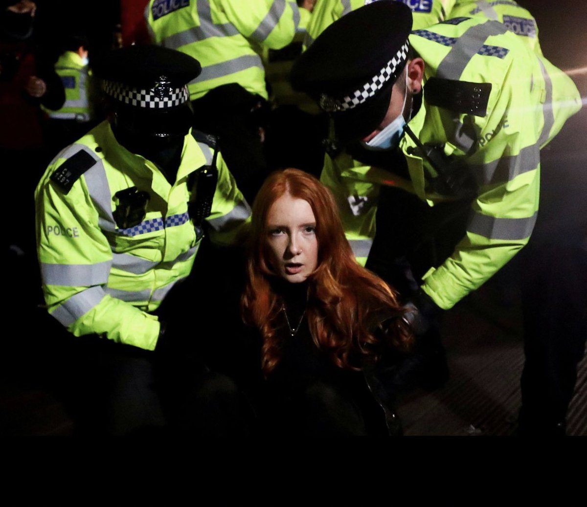 TheRetreatHairS's tweet photo. Sarah Everard vigil -
This image is harrowing, when I look at the images below I see the police haven’t learnt from history to present.. #clapman #SarahEverard #claphamcommon violence is not the answer. #metropolitanpolice this needs to change. #london #womenslivesmatter https://t.co/6lEhj6d9T7