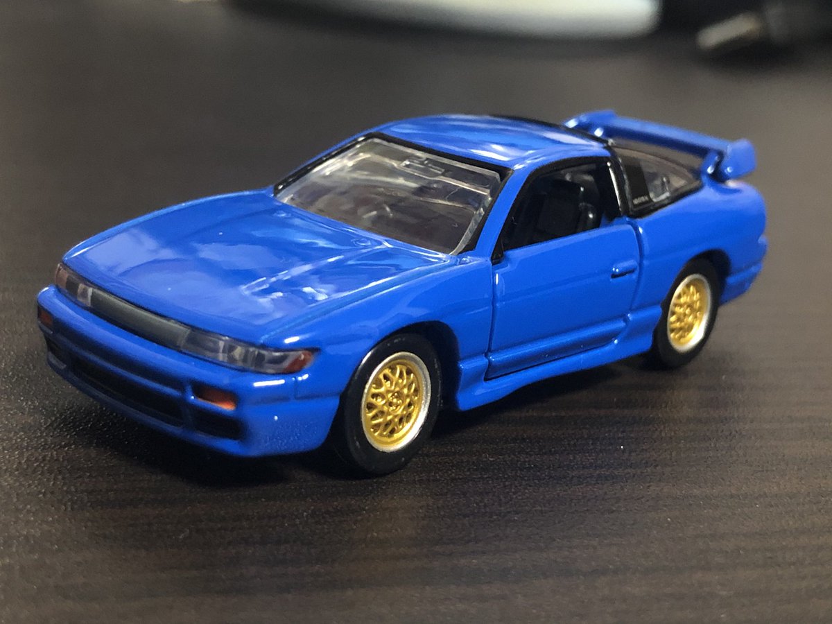 プラスチックマリン 人生2台目のトミカプレミアムを買ってきました この某インパクトブルーっぽさある難しい色をよくチョイスできていて ホイールもしっかり金のメッシュを履かせてるけどリアスポは180sxのそれのままなので某頭文字 とは一線離れてますよ