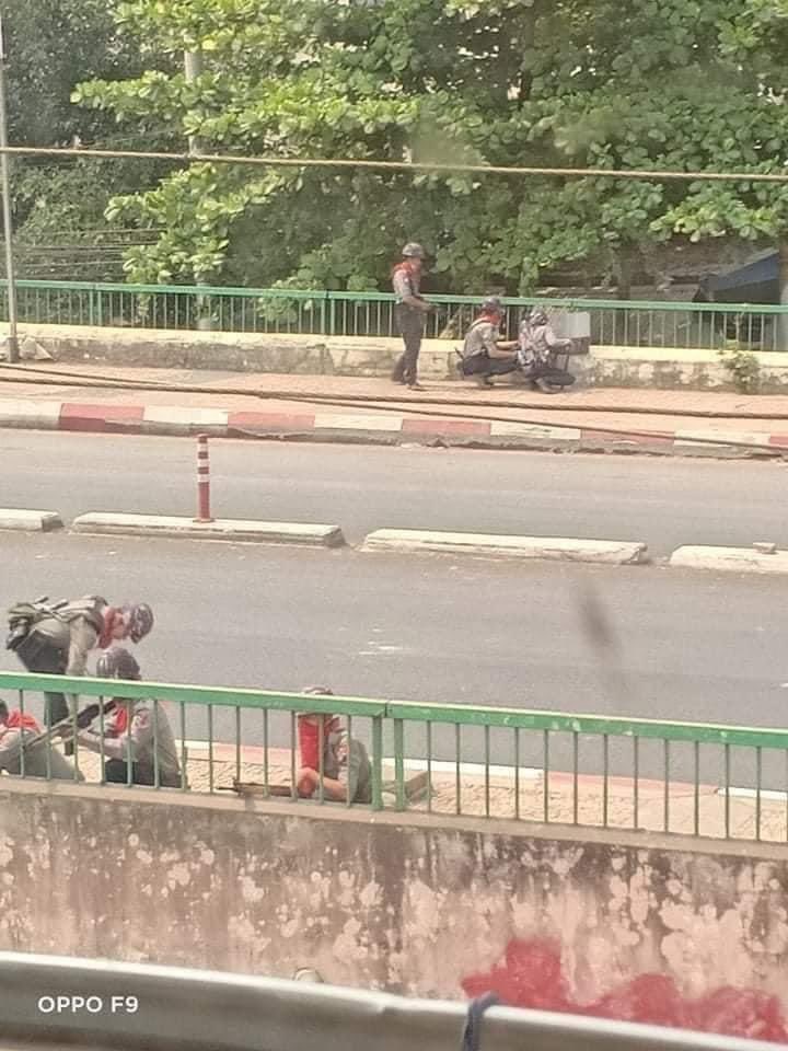 thiri_heather's tweet photo. Military terrorists on the Aung Zeya Bridge, near Hlaingthaya. Is it how to disperse the crowd? They are treating the protest of unarmed citizens worse than the battle field. No.of dead unknown yet. 

@freya_cole @RapporteurUn @TostevinM 
#WhatsHappeningInMyanmar
#Mar14Coup https://t.co/V1DPUXiQfl