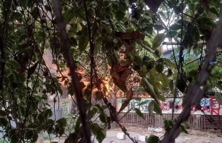 Jay_Joydi's tweet photo. Tw // sensitive content : Junta set fire at North Okkalapa and shot the civilians who try to extinguish the flame. 
#Mar14Coup
#WhatsHappeningInMyanmar
@KenRoth @USEmbassyBurma @cape_diamond @freya_cole @RapporteurUn https://t.co/vv3Mpkcl6r
