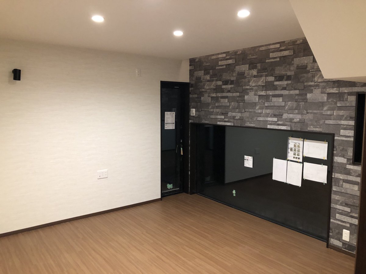 Yuki ララァ クセ強めの壁紙と照明付いてた 照明は思い付きで現場指示して 天井掘って壁面を照らしてくれ と言って大工さんを困らせました ビルトインガレージ ガレージハウス インナー ガレージ 新築まいはうす Yuki ララァ クセ強めの壁紙と照明付いてた 照明は思い付きで現場指示して 天井掘って壁面を照らしてくれ と言って大工さんを困らせました ビルトインガレージ ガレージハウス インナー ガレージ 新築まいはうす