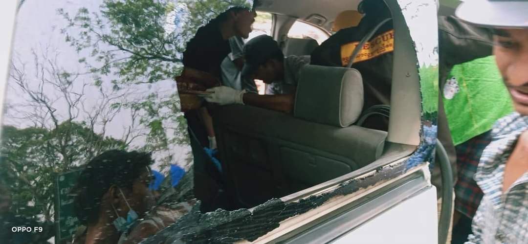 NwayOoKhin8's tweet photo. tw // blood 
In Hlaing Thar Ya,Yangon 🚨
Junta’s Terrorists still shooting with live ammunitions to protesters.
Many people got injured right now❗
LOCOMOTIVE XYZ
#WhatsHappeningInMyanmar
#Mar14Coup https://t.co/AcFlCwb82Q