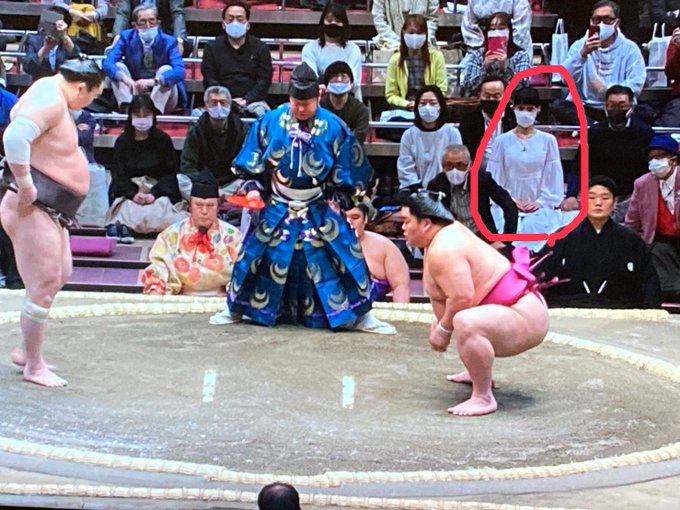 大相撲にいつもいるワンピースの女性は今場所いない 現在は見れない Anser