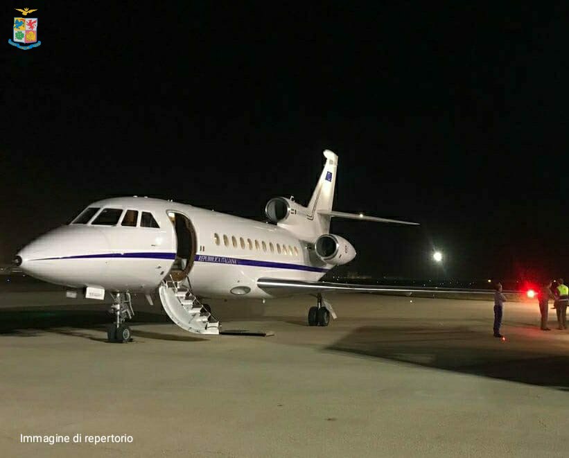 ItalianAirForce's tweet photo. Si è concluso la scorsa notte, con l'atterraggio a Linate di un Falcon 900 dell'#AeronauticaMilitare il #TrasportoSanitarioUrgente partito da #Napoli a favore di un uomo di 61 anni in imminente pericolo di vita, trasferito successivamente all'ospedale San Matteo di Pavia https://t.co/MXydIKHnHI