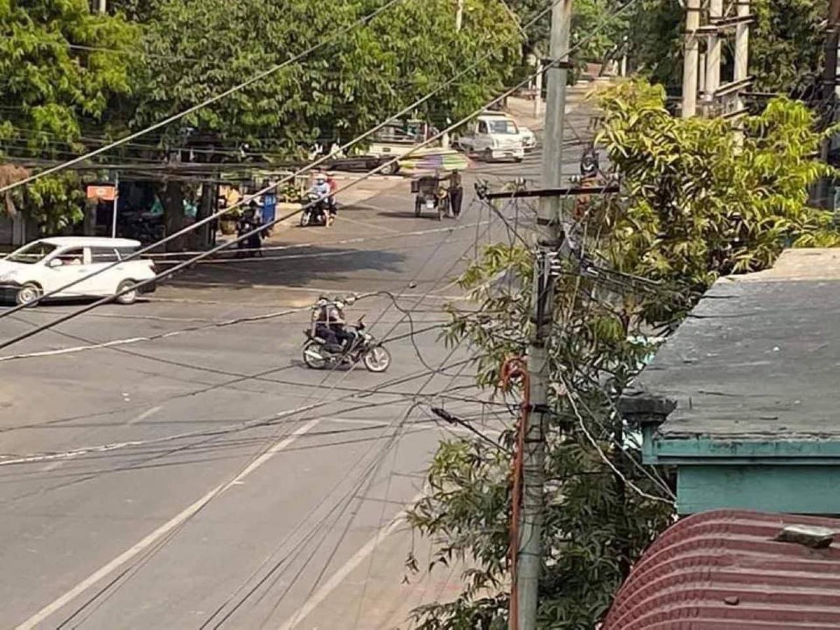 Ellen4561's tweet photo. In Mandalay,Uniformed thugs are now shooting  from motor bikes to every civillians they see around the city.

Military's dogs are really criminals.

LOCOMOTIVE XYZ
#WhatsHappeningInMyanmar
#Mar14Coup https://t.co/NHxuXLbAiK