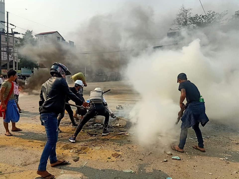ရန်ကုန်မြို့က အင်းစိန် ပေါက်တောဝသပိတ် အတားအဆီးတွေကို မတ် ၁၄ ရက်နေ့မှာ ရဲတပ်ဖွဲ့ မီးရှို့ဖျက်ဆီးလို့ စစ်အာဏာရှင်ဆန့်ကျင်ဆန္ဒပြတဲ့ ပြည်သူတွေက မီးငြိမ်းနေတာကို မြင်တွေ့ရတာဖြစ်ပါတယ်။