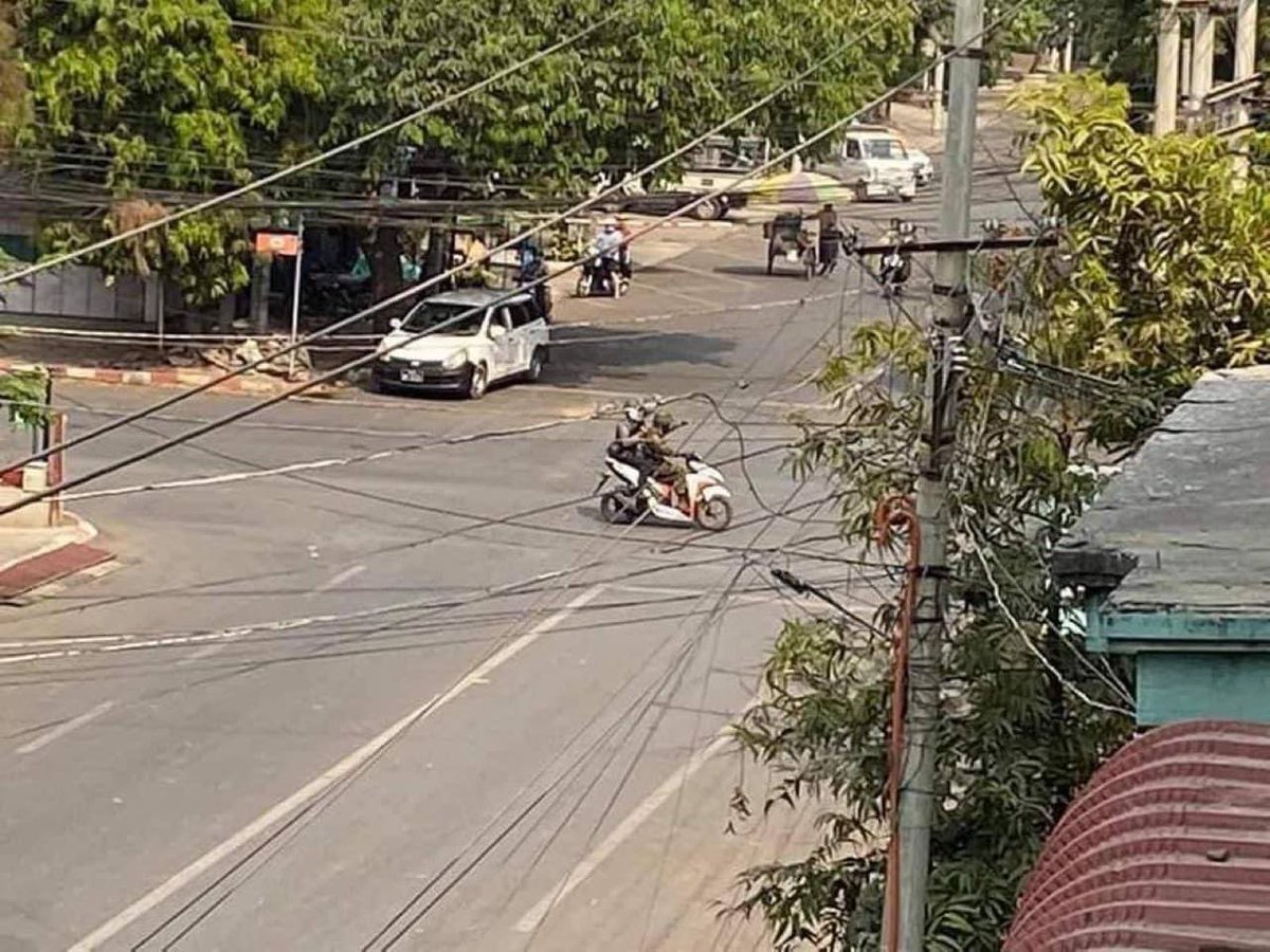 Ellen4561's tweet photo. In Mandalay,Uniformed thugs are now shooting  from motor bikes to every civillians they see around the city.

Military's dogs are really criminals.

LOCOMOTIVE XYZ
#WhatsHappeningInMyanmar
#Mar14Coup https://t.co/NHxuXLbAiK