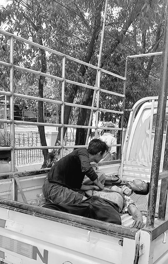 Byun_Sori6104's tweet photo. Tw // ⚠️ graphic content // gunshot // blood 

The people from Hlaing TharYar was shot severely with live bullets by the brutal armed force military terrorists !!!

LOCOMOTIVE XYZ

#WhatsHappeningInMyanmar
#Mar14Coup https://t.co/yAJoshWf4l