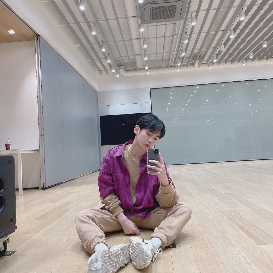 iheartshinee_'s tweet photo. 210314 Kibum Instagram Update 

“Come everybody please” 

—
https://t.co/bjWdeUo9kJ
#SHINee #KIBUM #KEY @SHINee https://t.co/RcEc2SdueN