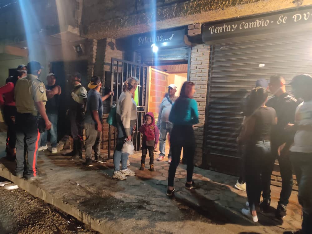 #14DeMarzo | Atendiendo el llamado de nuestros vecinos, funcionarios policiales y militares unen esfuerzos para garantizar la paz y tranquilidad de la ciudadanía.
<a href="/Redi_Capital2/">REDI CAPITAL</a>
<a href="/zodicap41/">ZODI N°41 Capital</a>
<a href="/GNB_Capital/">GNB CAPITAL 😷👍</a>
<a href="/PoliciaMiranda1/">Policía del Estado Bolivariano de Miranda</a>
#ServiryProtegerPMS