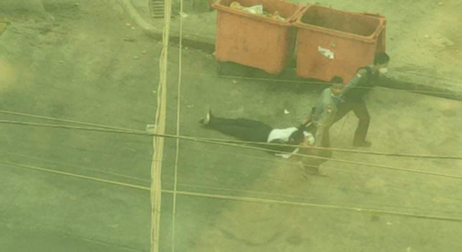 cape_diamond's tweet photo. #BREAKING a protester got shot in #Tarmwe of #Yangon this afternoon and lying down on the ground for a while before police carrying the body away. Still can’t confirm whether it is still alive. 

#WhatsHappeningInMyanmar #Myanmar #BurmaCoup https://t.co/LXSnj1cB6j