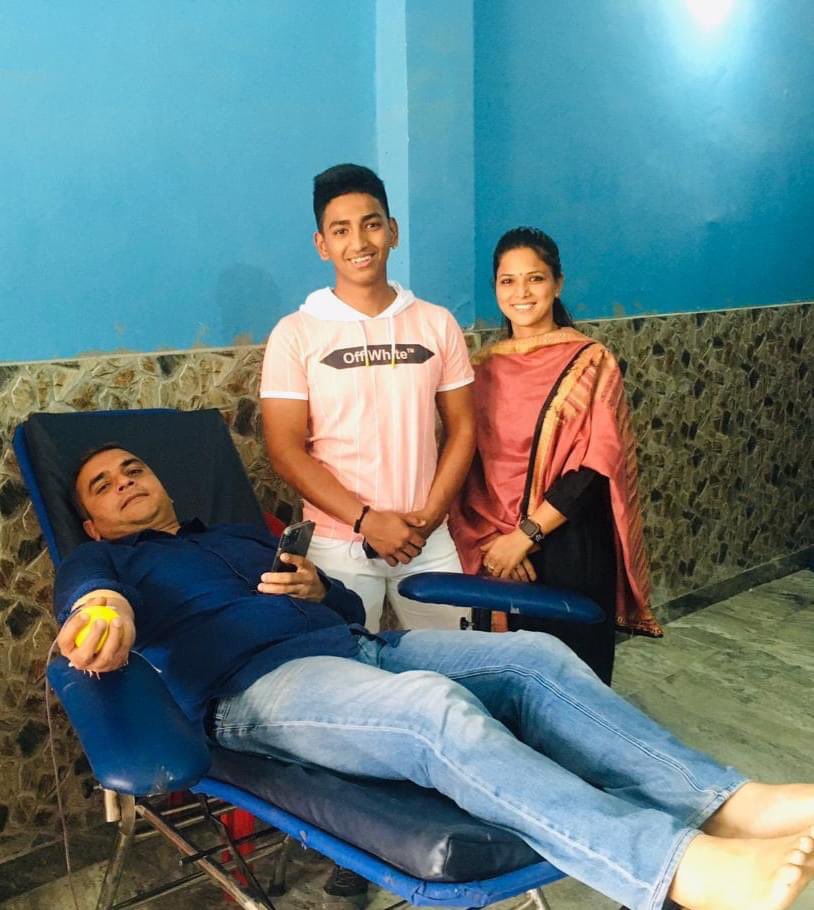 INChimanshu's tweet photo. कल समाजसेवी भाई स्व. राज बिष्ट (मुन्ना) की याद में उनके जन्मदिवस के अवसर पर उनके परिजनों द्वारा आयोजित रक्तदान शिविर में रक्तदान कर भाई को याद किया और श्रद्धांजलि अर्पित की।@INChimanshu @SumitHridayesh @IndiraHridayesh https://t.co/J1TtAK2YhY