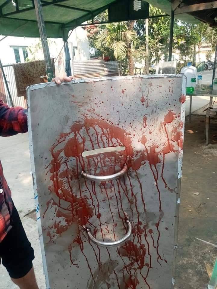 Sylvan2255's tweet photo. tw // blood 
In ShwePyiThar,Yangon,
Military junta shot pecaeful protesters with the real bullets.The shield got a hole from one side to another.
LOCOMOTIVE XYZ 
#WhatsHappeningInMyanmar
#Mar14Coup https://t.co/KxCcLlycjI