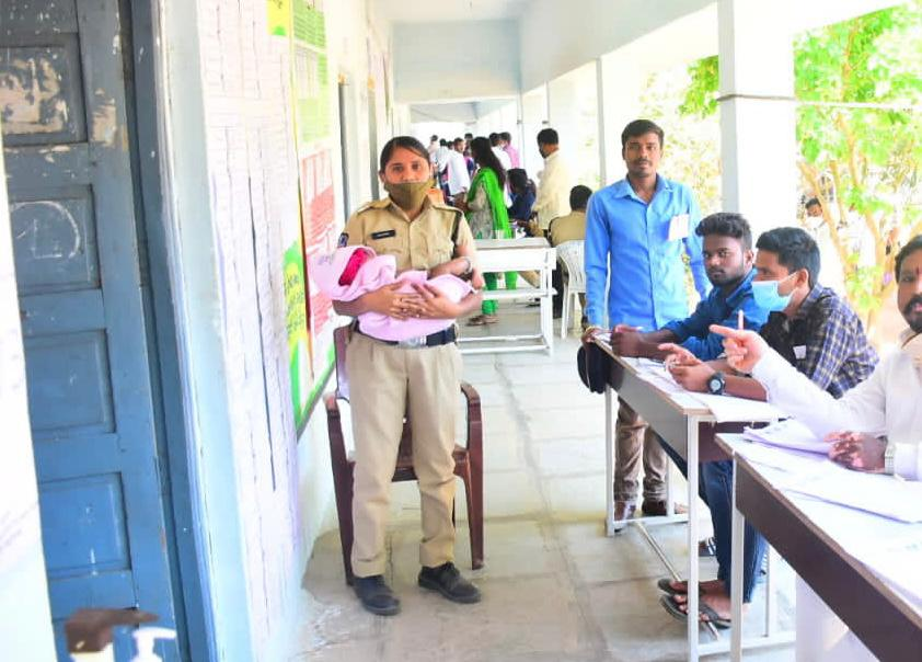 MalkajgiriCop's tweet photo. Beyond call on duty, #WPCO Kavitha of @BibinagarPS taking care of a baby while her mother #Castingvote for TSLC elections at Polling Station 369 #ZPHS_Bibinagar. #CP_Rachakonda appreciated and announced #reward for her devotion towards #duty.
@TelanganaDGP @TelanganaCOPs https://t.co/LTp46RF96A