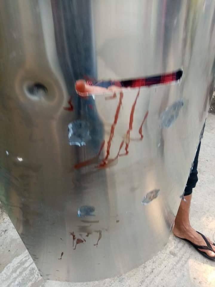 Tw//blood ! In HlaingTharYar,two men are shot by real bullets again. The bullets shot by Terrorists even penetrated through the shields in Shwe Pyi Thar. Terrorists are brutally Slaughtering People. LOCOMOTIVE XYZ

#WhatsHappeningInMyanmar
#Mar14Coup #MilkTeaAlliance