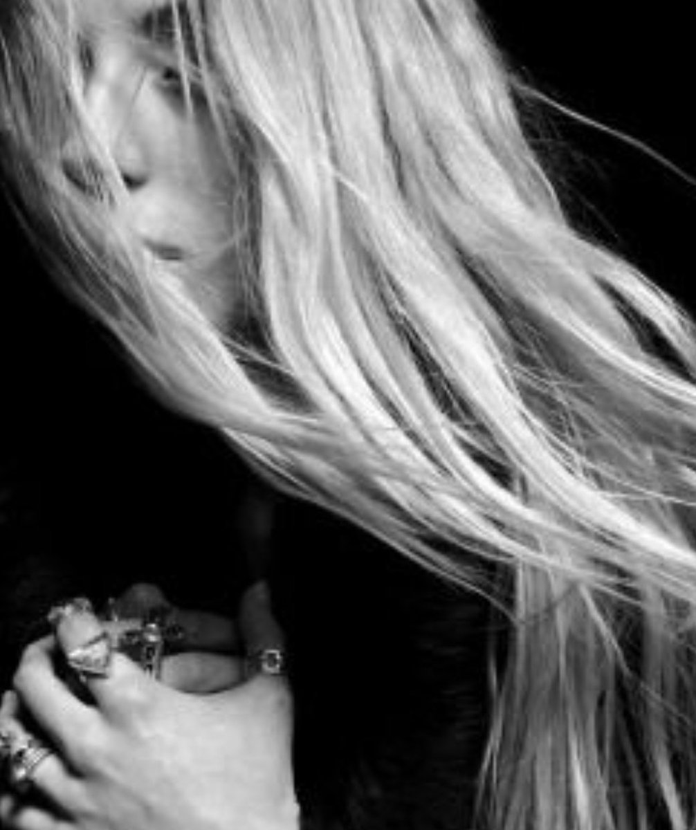 Şiirlerin içinden çıkıp gelen
___KADINLAR vardır.

Öpse şiir,Saçını dağıtsa mısra
___Gülse kıta olur.

         #DidemMadak