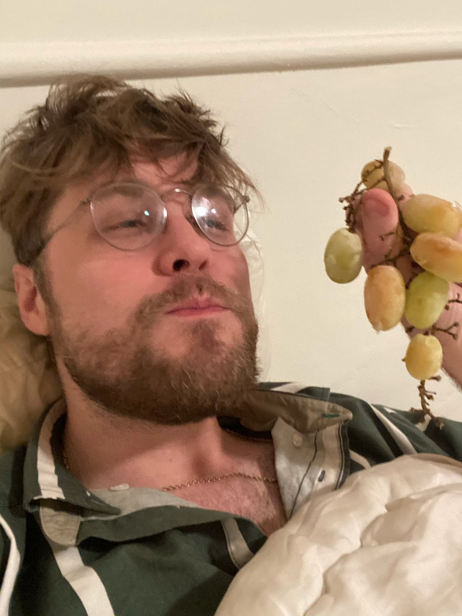 Garrett_Watts's tweet image. It’s 1am and I’m eating frozen cotton candy grapes in bed and I’m absolutely loving it :)