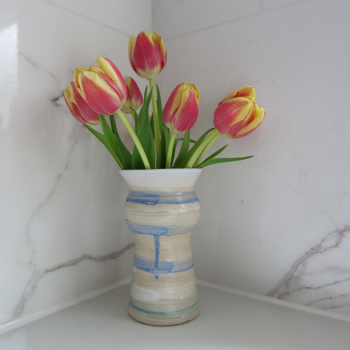 misskcreates's tweet photo. I love it when tulips are in season: Handthrown rustic seaside stripes vase
#UKGiftHour #homedecor #shopindie #supportsmallbusiness #giftfinder #tulipvase 
 https://t.co/BeBbKl9hMO https://t.co/g2w8WxL7De