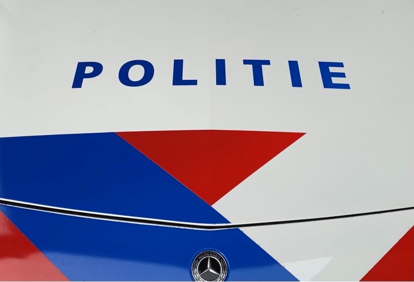 Man rijdt opzettelijk in op groepje voetgangers in Hippolytushoef, raakt één van hen en rijdt door:..